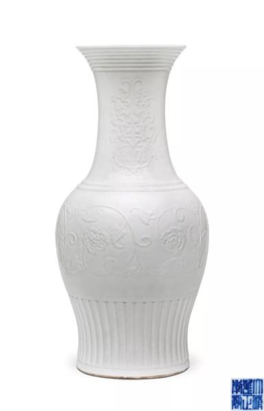 Lot 1054 　　清雍正 　　白釉模印仿龙泉大瓶 　　69 cm 高 　　成交价： HK$ 2，655，000