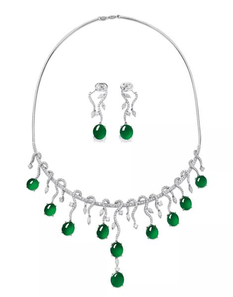 Lot 945 　　翡翠配钻石项链；及耳环套装 　　成交价： HK$ 1，628，400